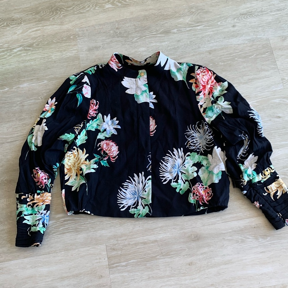 NWT. Zara cropped floral zippered jacket. Black, Size Large.